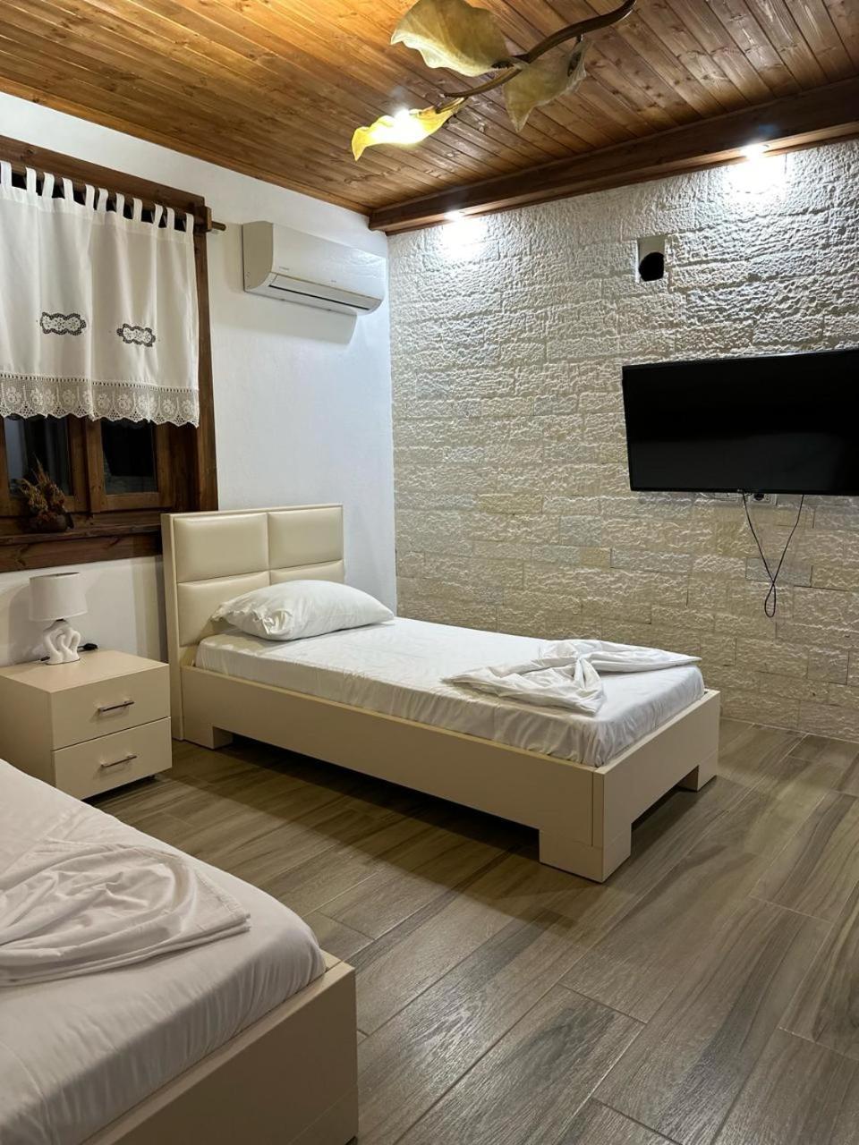 Eni Entire Guesthouse Parking On Site Berat Exterior photo