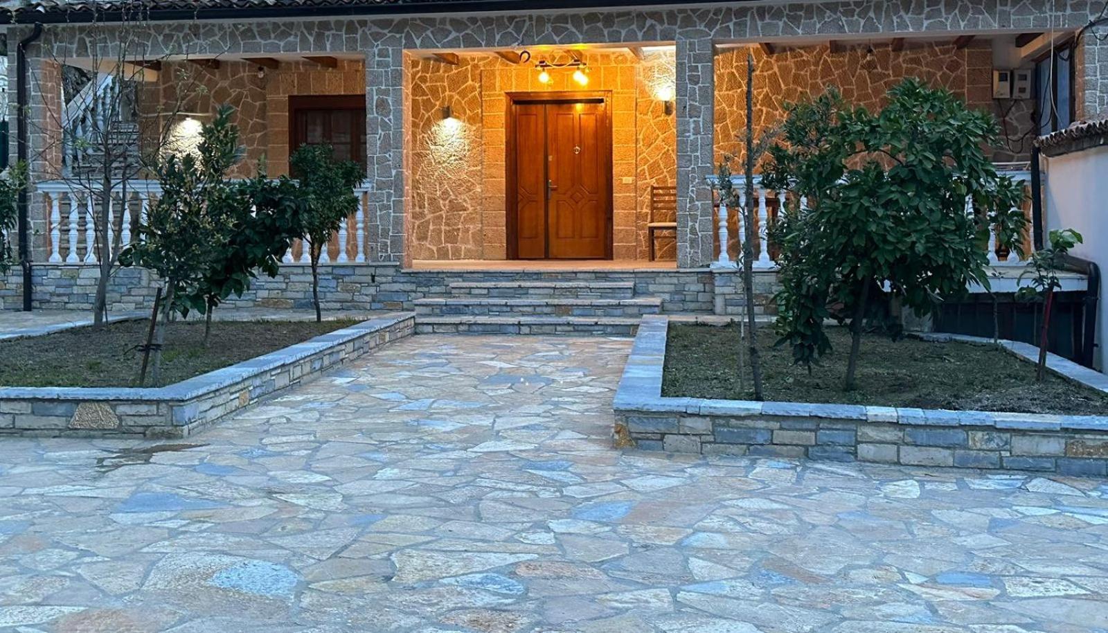 Eni Entire Guesthouse Parking On Site Berat Exterior photo